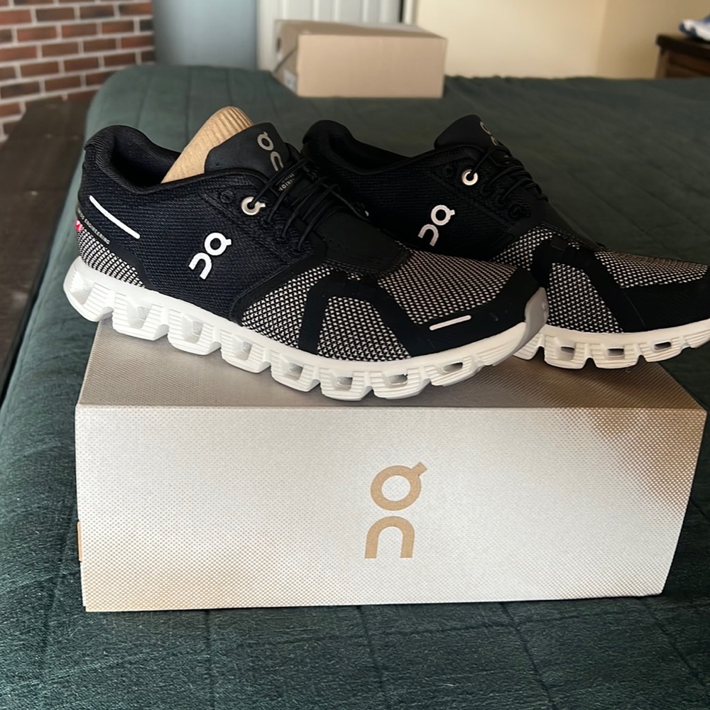 NWOT On Cloud Running Shoes, Womens size 7.5